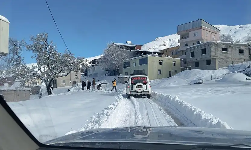 Siirt'te kar engeli aşıldı: Hastalanan kadın ekiplerin çalışmasıyla kurtarıld