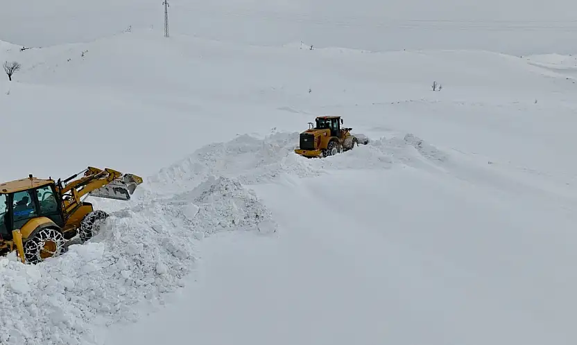 Siirt'te kar kalınlığının yer yer 2 metreyi bulduğu bölgede yol açma çalışması