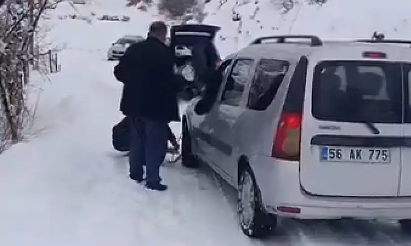Siirt'te kar nedeniyle köy yolları kapandı, vatandaşlar yolda kaldı