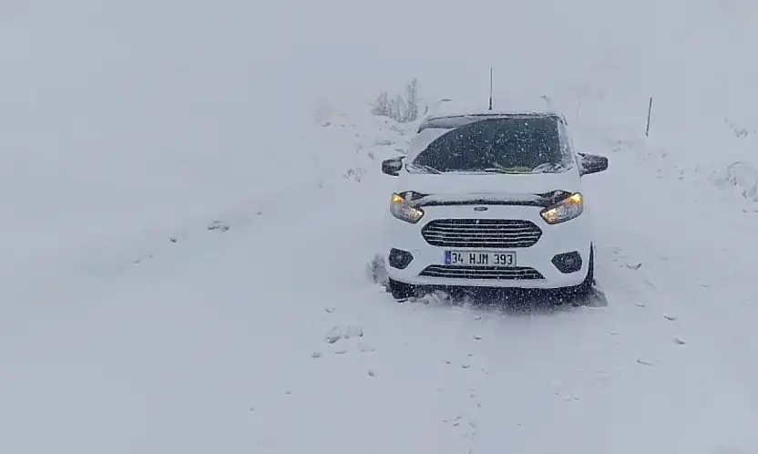 Siirt'te kar yolu kapattı: Eruh–Şırnak hattında onlarca araç mahsur