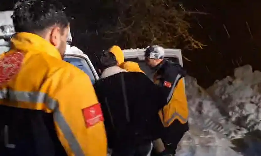 Siirt'te Karla Kapanan Mezrada Seferberlik: Hastalanan Çocuk Ambulansla Kurtarıldı