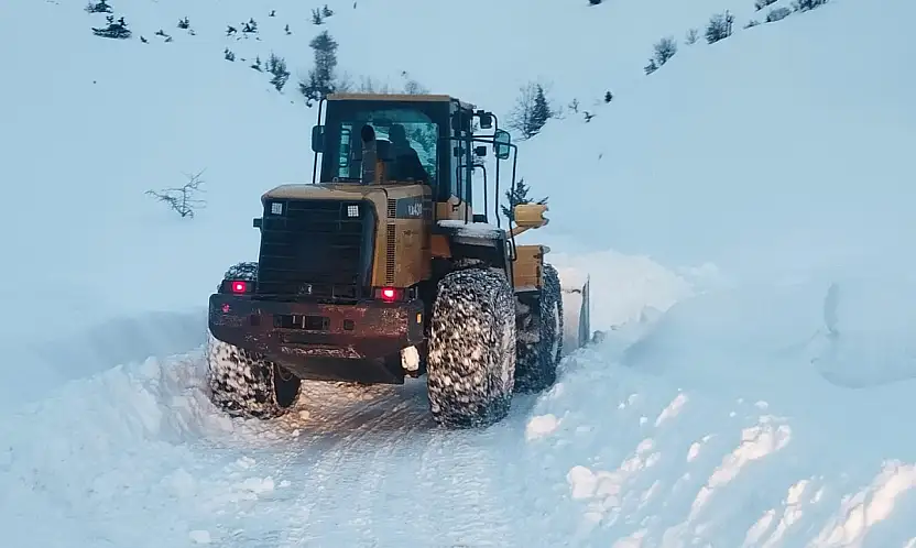Siirt'te karla mücadele çalışmaları aralıksız sürüyor