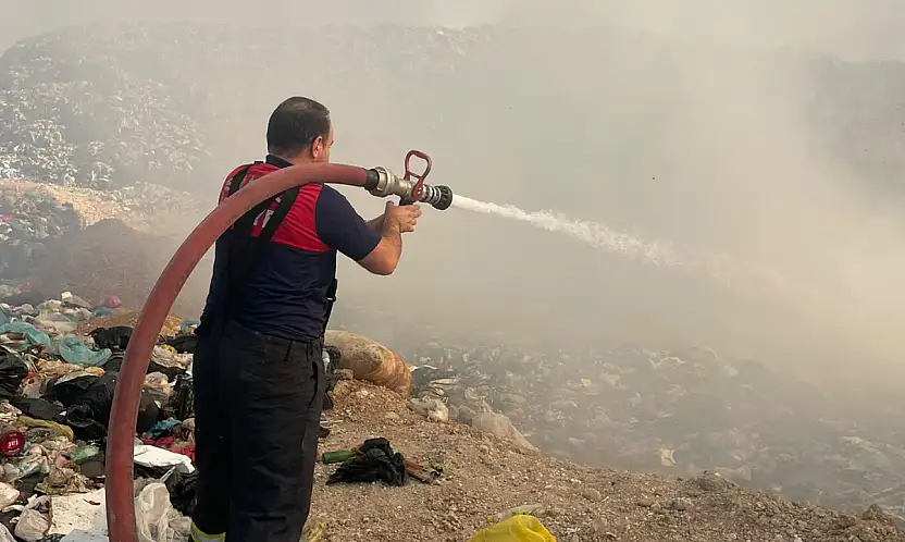 Siirt'te Katı Atık Sahasında Büyük Yangın: Ekipler 4 Saattir Alevlerle Mücadele Ediyor