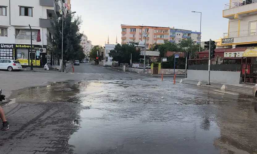 Siirt'te Kavşakta Rögar Taştı, Yol Suyla Kaplandı