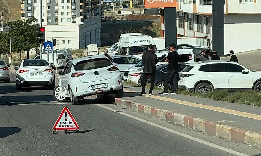 Siirt'te Kazaların Eksik Olmadığı Işıklarda Yine İki Araç Çarpıştı