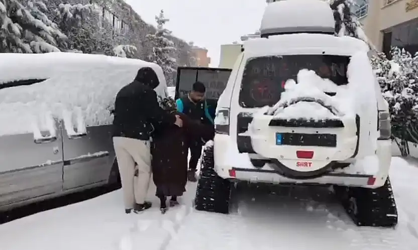 Siirt'te kent merkezinde diyaliz hastası UMKE ekipleri tarafından kar paletli araçla hastaneye ulaştırıldı