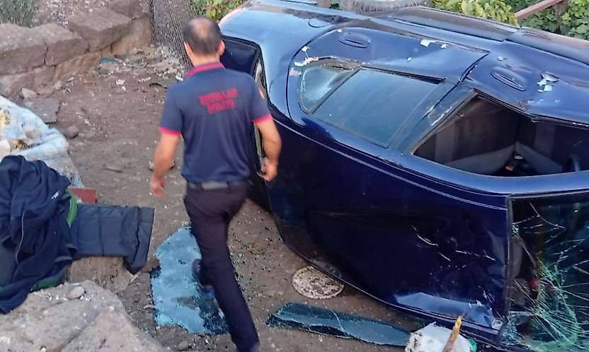 Siirt'te Kontrolden Çıkan Otomobil Evin Bahçesine Düştü: 4 Yaralı