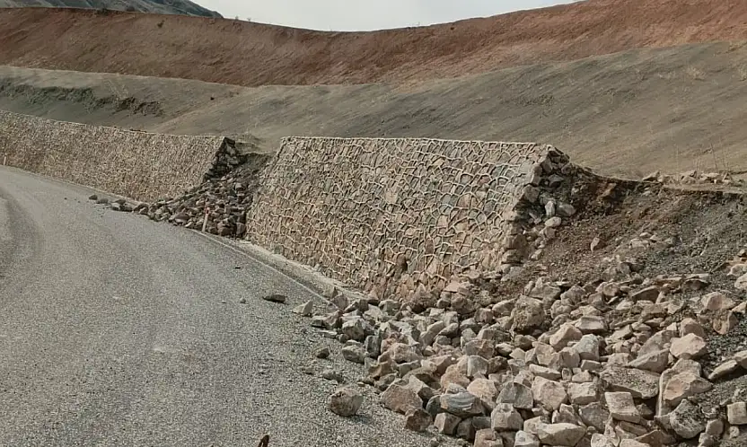 Siirt'te köy yollarında bakım ve onarım çalışmaları sürüyor