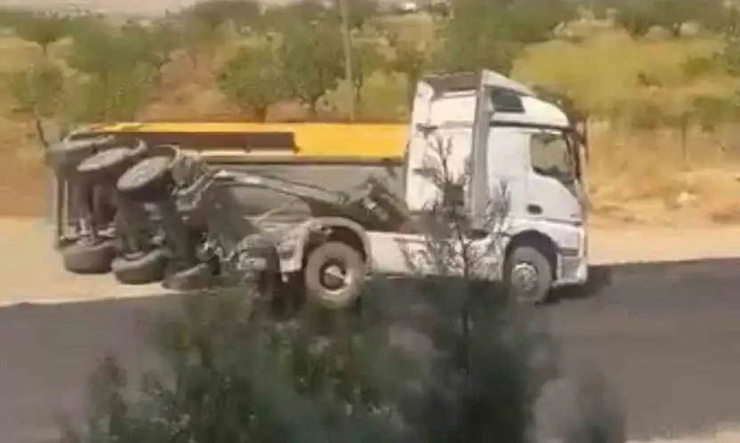 Siirt'te Kum Yüklü Kamyon Devrildi