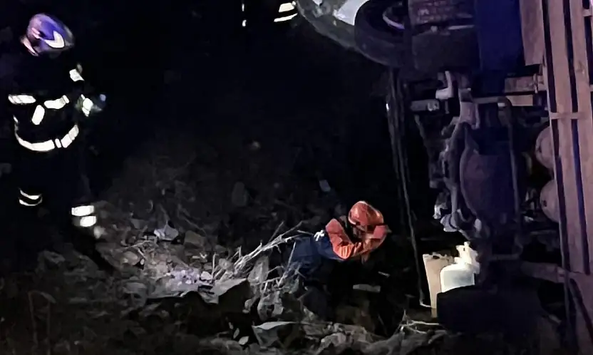 Siirt'te maden işçilerini taşıyan otobüs uçuruma devrildi: 2'si ağır 15 yaralı