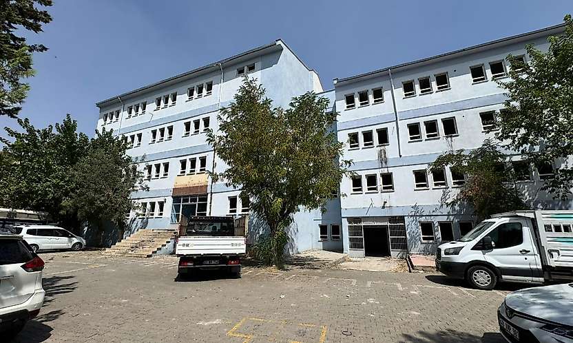 Siirt'te Mehmet Akif Ersoy Ortaokulu'nda Yıkım Öncesi Çalışmalar Başladı