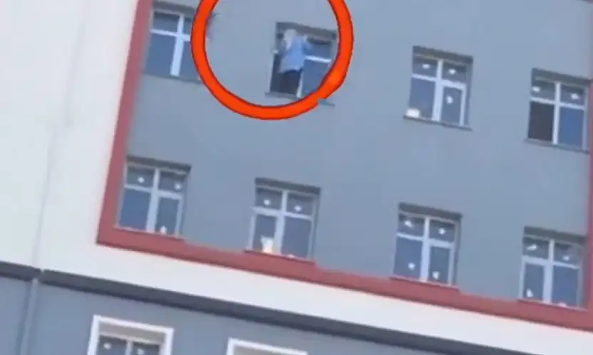 Siirt'te Metrelerce Yüksekte Güvenliksiz Temizlik: Yürekleri Ağıza Getiren Görüntü