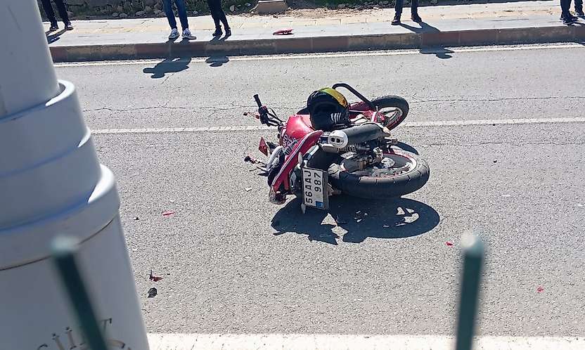Siirt'te Motosiklet ile Şehir İçi Minibüs Çarpıştı: Sürücü Hastaneye Kaldırıldı
