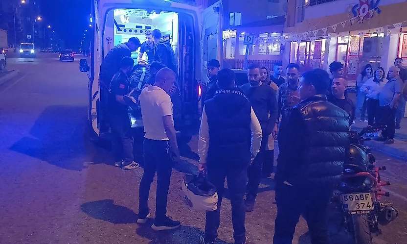 Siirt'te Motosiklet Park Halindeki Otomobile Çarptı: 1 Yaralı