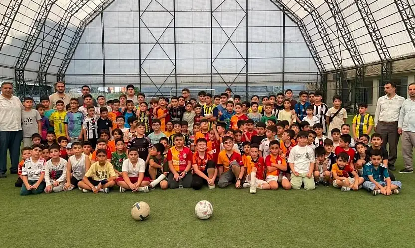 Siirt'te Öğrenciler Futbol Sahasında Ayetlerle Mesaj Verdi