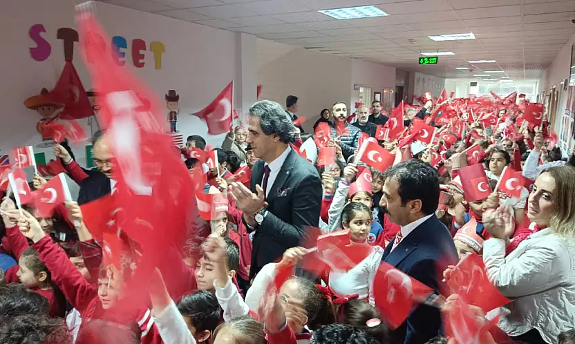 Siirt'te öğrenciler ikinci döneme bayrak sevgisiyle başladı