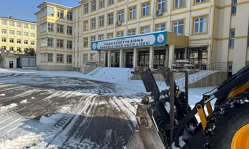 Siirt'te Okul Bahçelerinde Kar ve Buz Temizliği Yerinde İncelendi