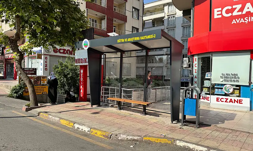 Siirt'te Otobüs Durakları Yenileniyor: Yeni Duraklar Belediye Atölyelerinde Üretiliyor