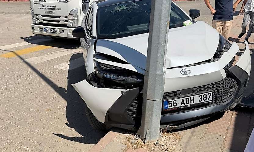 Siirt'te Otomobil Aydınlatma Direğine Çarparak Durabildi