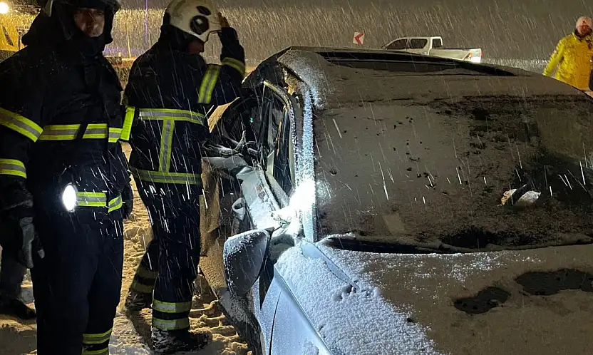 Siirt'te Otomobil İle Kepçe Çarpıştı: 5 Yaralı