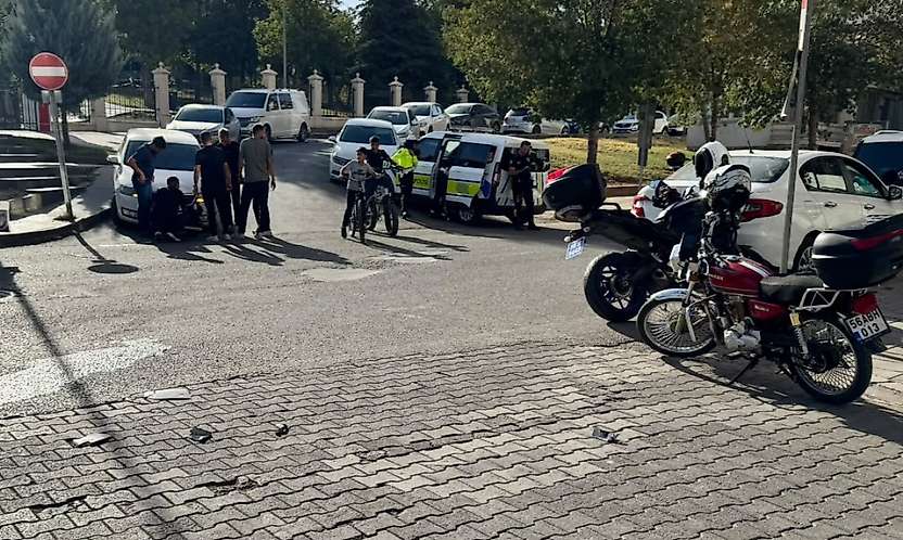 Siirt'te Otomobil ile Motosiklet Çarpıştı
