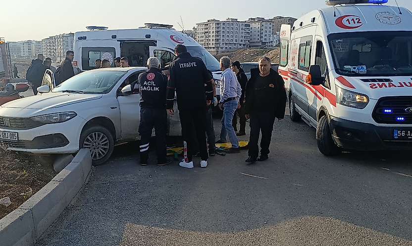 Siirt'te Otomobil ile Motosiklet Çarpıştı: 2 Yaralı