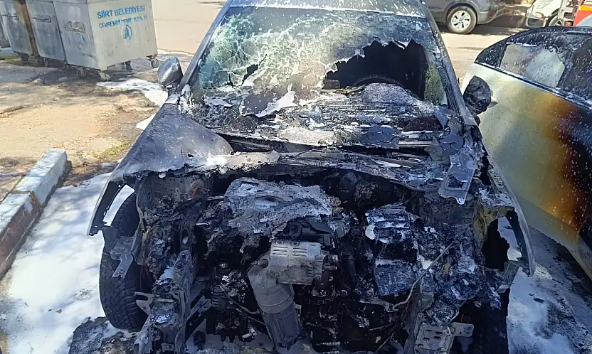Siirt'te Park Halindeki Araç Alev Aldı, Diğer Araçlara Sıçrayan Yangında 2 Araç Kullanılamaz Hale Geldi
