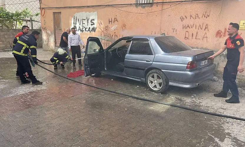 Siirt'te Park Halindeki Otomobil Alev Aldı: Araç Kullanılamaz Hale Geldi