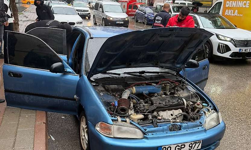 Siirt'te Park Halindeki Otomobilin Direksiyon ve Göğüs Kısmı Yandı