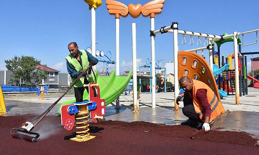 Siirt'te Park ve Yeşil Alanlarda Bakım Çalışmaları Sürüyor