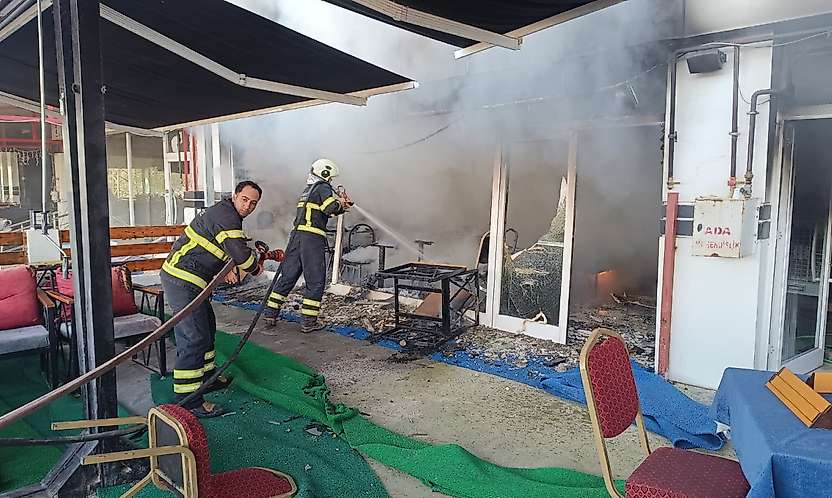 Siirt'te Sabah Saatlerinde Korkutan Yangın: Çıkan Yangında Kafe Kullanılamaz Hale Geldi