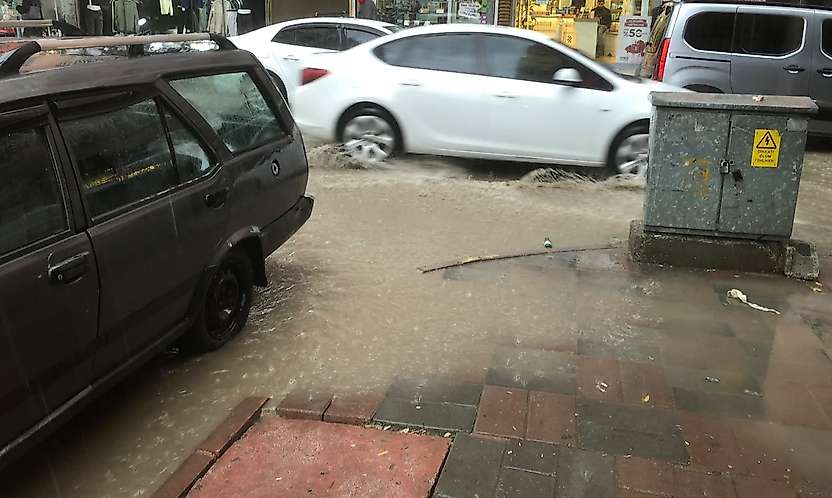 Siirt'te Sağanak Yağış Sonrası Sokaklarda Su Birikintileri Oluştu: Altyapı Güçlendirme Şart