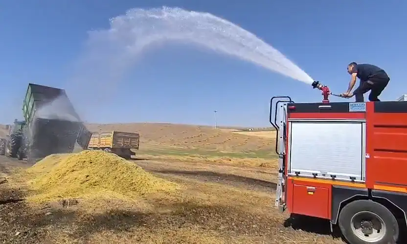 Siirt'te saman yüklü römorkta yangın çıktı