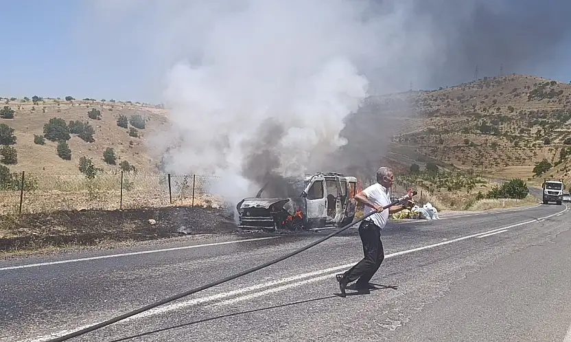 Siirt'te Seyir Halindeki Araç Alevlere Teslim Oldu
