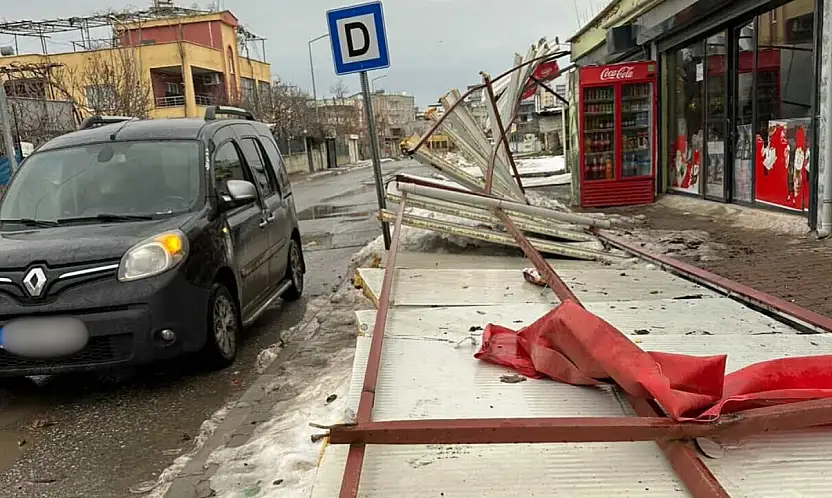 Siirt'te şiddetli rüzgâr etkili oldu: Marketin reklam panosu yerinden söküldü