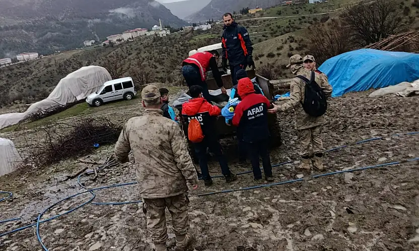 Siirt'te şiddetli yağış, hayvancılık yapan ailenin çadırlarını yerle bir etti: 20 kişi güvenli bölgeye alındı