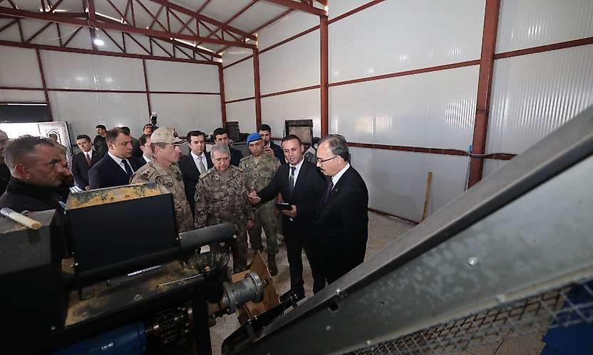 Siirt'te Sokak Hayvanları İçin Örnek Uygulama: Gıda Atıkları Mamaya Dönüştürülüyor