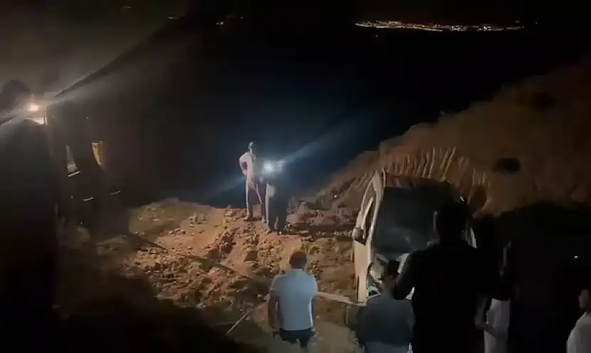 Siirt'te Sürücünün Uyuyakalmasıyla Takla Atan Araç Devrildiği Yerden Çıkarıldı