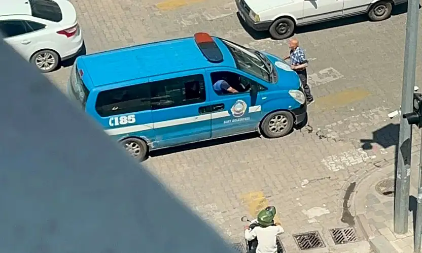 Siirt'te Tablasına El Konulan Seyyar Satıcı Zabıta Aracının Önüne Atladı