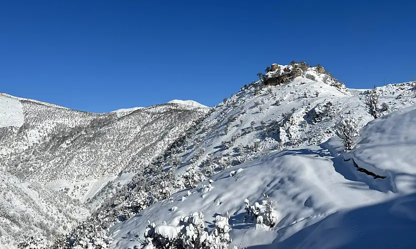Siirt'te Tarih Beyaza Büründü: İrun Kalesi Kış Manzarasıyla Büyüledi