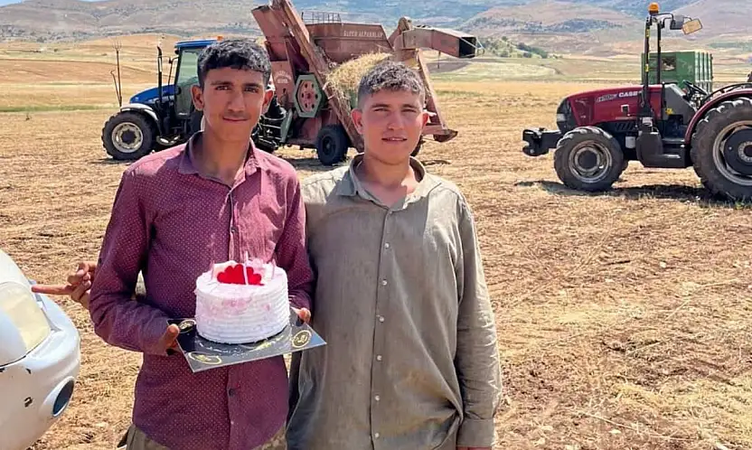 Siirt'te Tarlada Çalışan Gence Doğum Günü Sürprizi