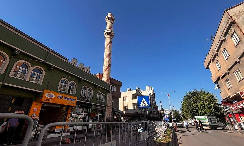 Siirt'te Tehlike Arz Eden Şeyh Muhammed Abarik Breyka Camii'nin Minaresi Yıkılmaya Başlandı