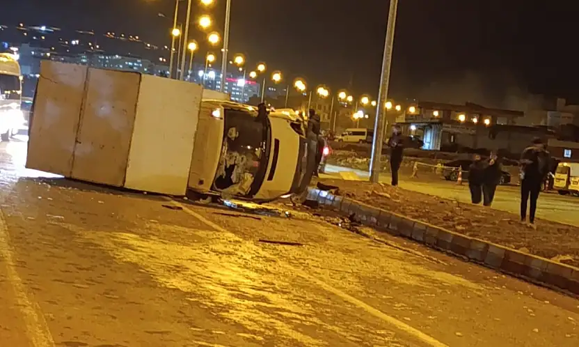 Siirt'te trafik kazası: Kamyonet ile hafif ticari araç çarpıştı, 2 yaralı