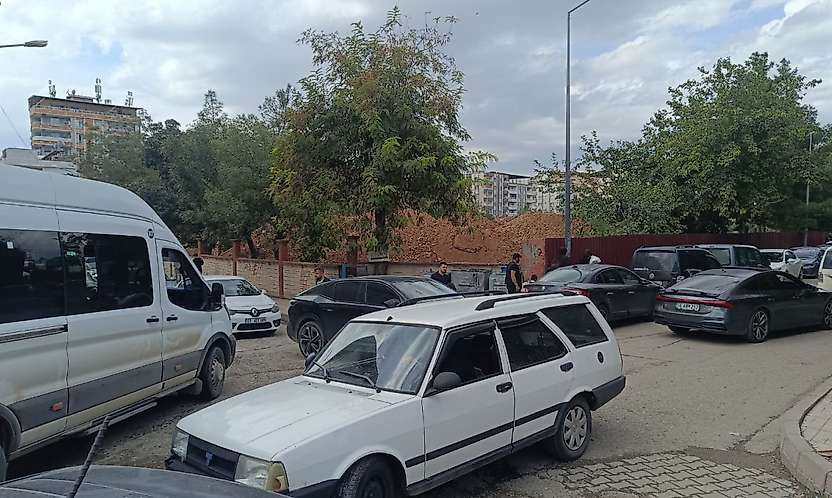 Siirt'te Trafik Sorunu Büyüyor: Ceza Yetmez, Şehrin Geleceği İçin Kalıcı Çözüm Şart!