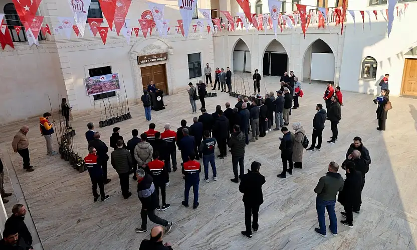 Siirt'te Üreticilere Binlerce Fıstık ve Trabzon Hurması Fidanı Dağıtıldı