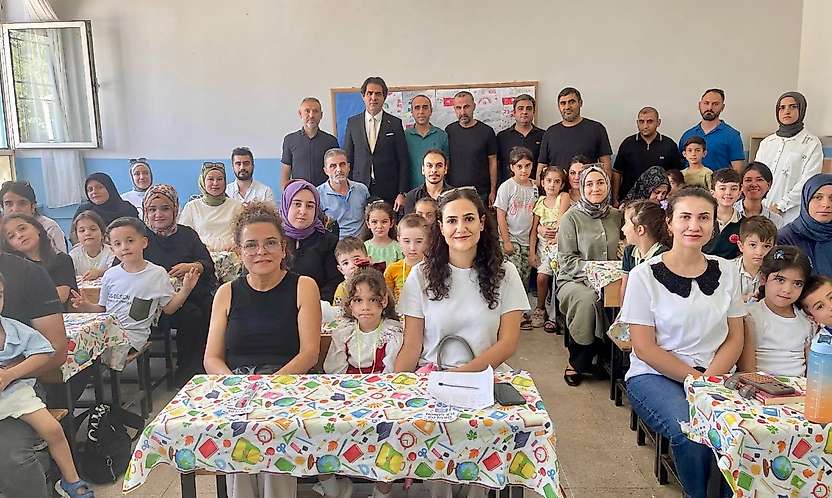 Siirt'te Uyum Haftası Başladı: Veliler Çocuklarıyla Aynı Sırayı Paylaştı