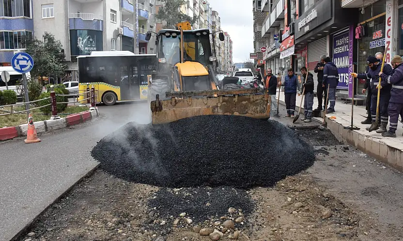Siirt'te yağış sonrası bozulan yollarda bakım çalışmaları sürüyor