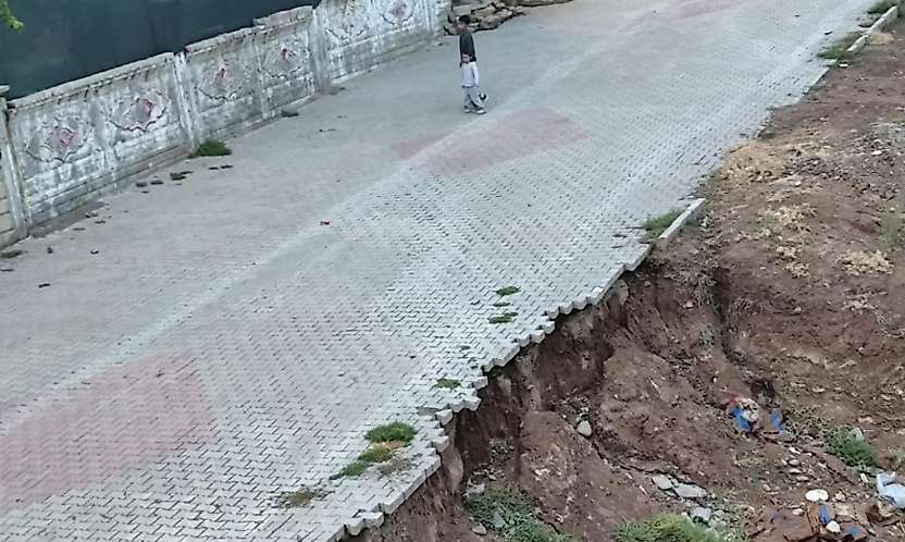 Siirt'te Yağış Sonrası Yol Çöktü: Mahalle Sakinleri Çözüm Bekliyor
