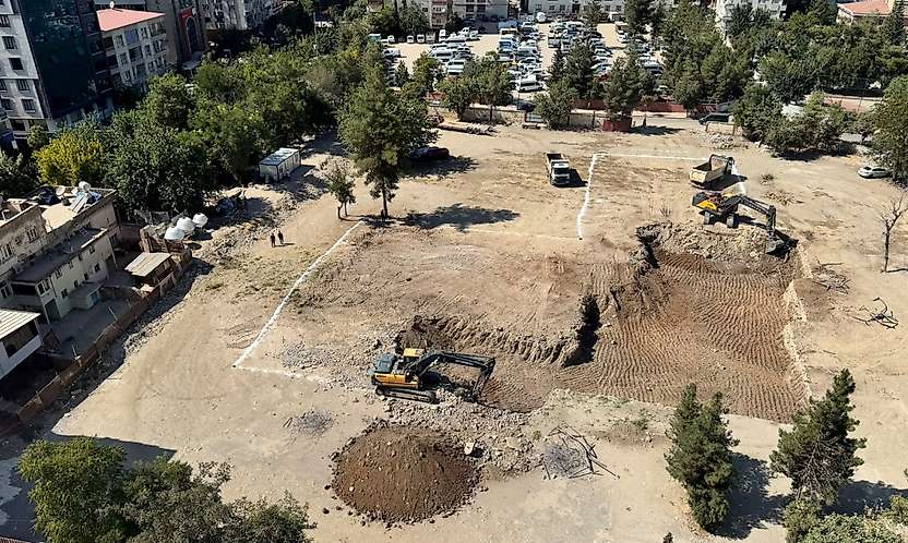 Siirt'te Yeni Öğretmenevi İçin İlk Kazma Vuruldu