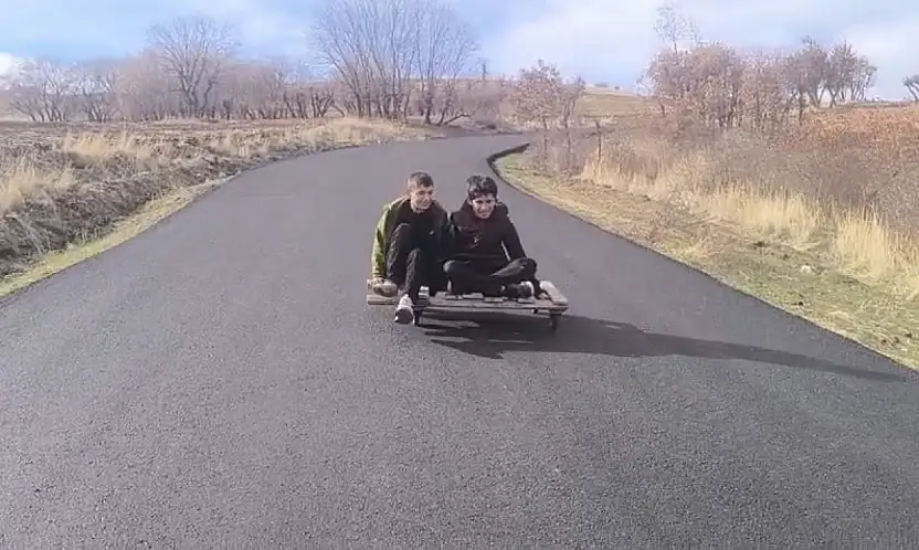 Siirt'te yeni yapılan asfalt yolda çocukların kaykay keyfi